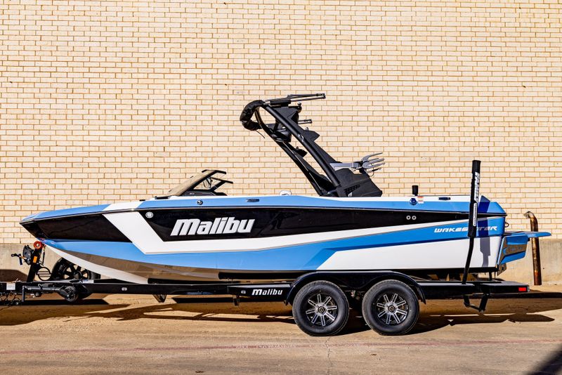 2024 MALIBU 21 LX  in a WHITE-BLUE exterior color. Family PowerSports (877) 886-1997 familypowersports.com 