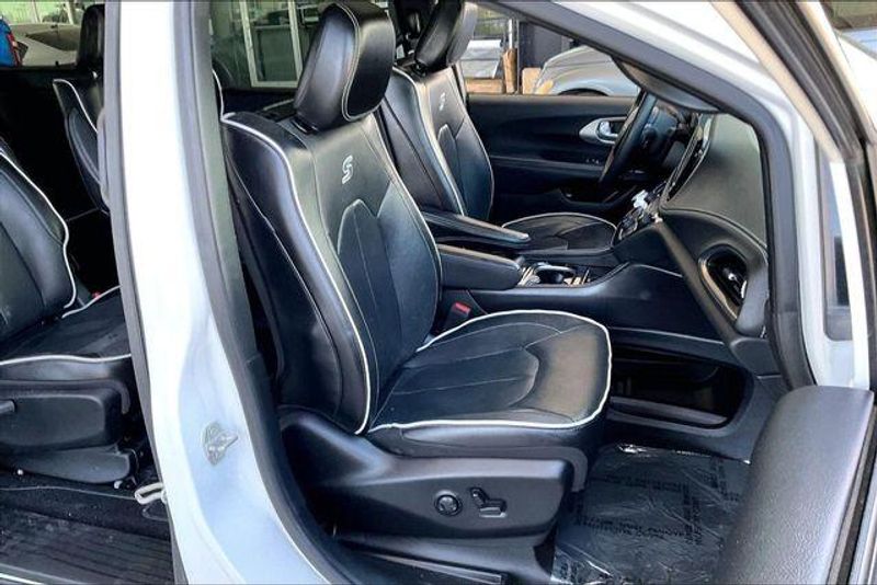 Used 2023 Chrysler Pacifica Hybrid LimitedImage 6