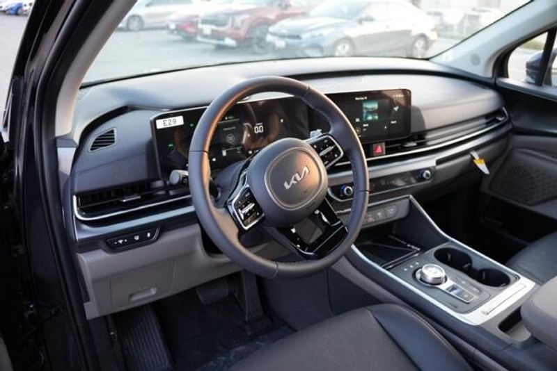 New 2026 Kia Carnival Hybrid LXSImage 9