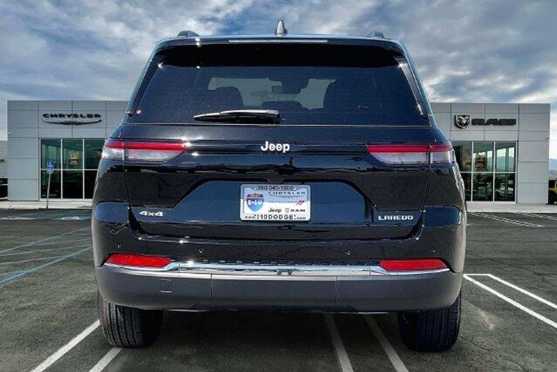 New 2027 Jeep Grand Cherokee Laredo X 4x4Image 3