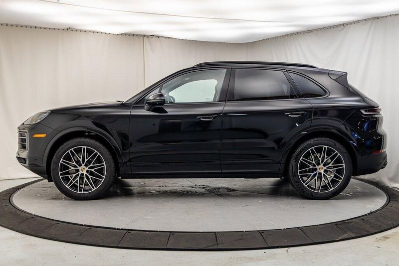 2024 Porsche Cayenne BaseImage 2