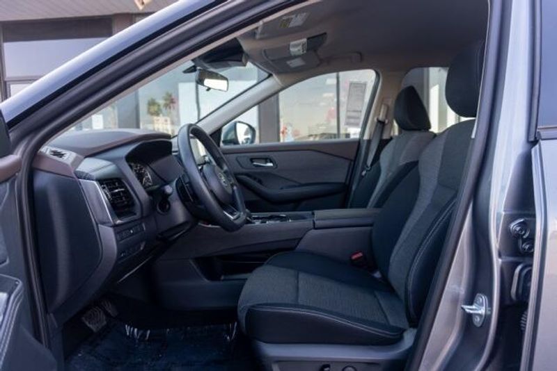 Used 2021 Nissan Rogue SVImage 11