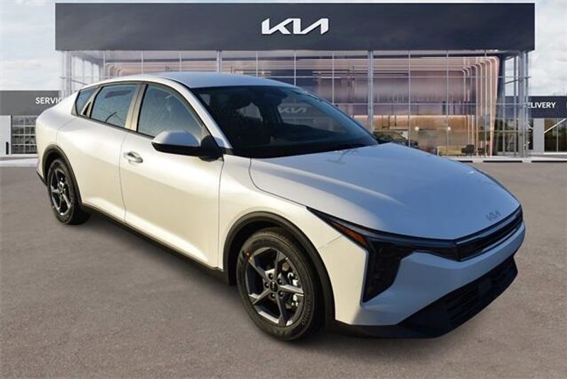 2025 Kia K4 LXSImage 1