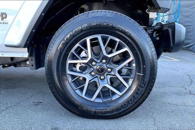 New 2025 Jeep Wrangler 4-door SaharaImage 9