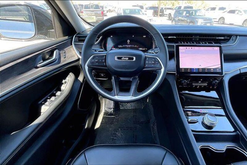 Used 2023 Jeep Grand Cherokee LimitedImage 4