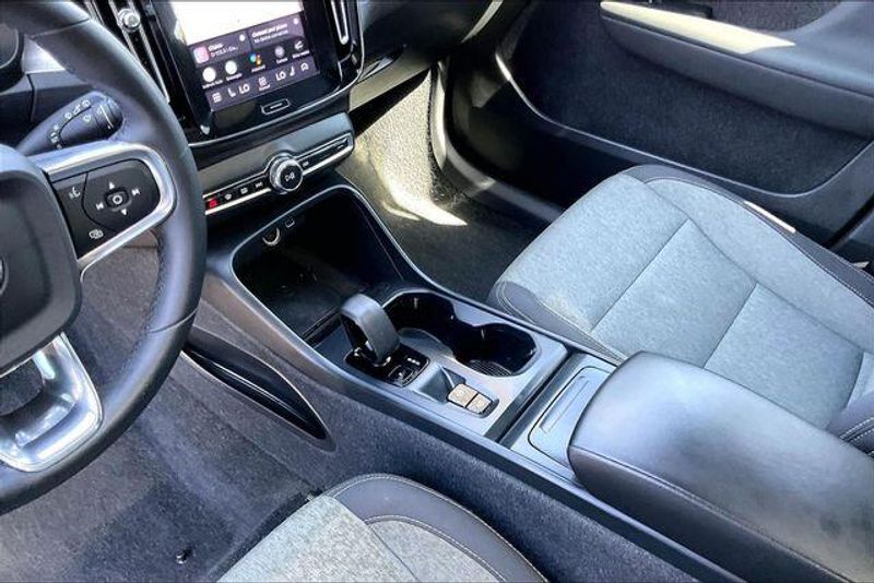 Used 2024 Volvo XC40 B5 CoreImage 16