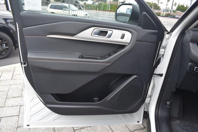 New 2025 Ford Explorer ActiveImage 13
