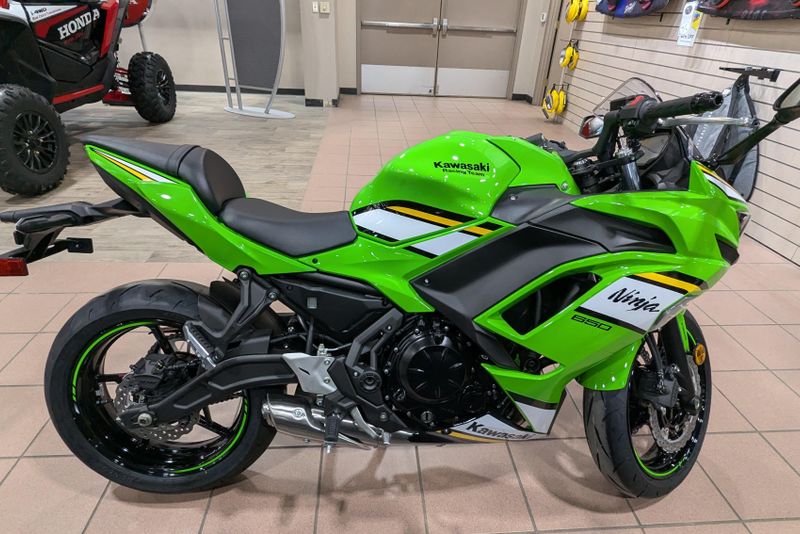 2025 KAWASAKI NINJA 650 KRT EDITION ABS LIME GREEN AND EBONY AND PEARL BLIZZARD WHITE 