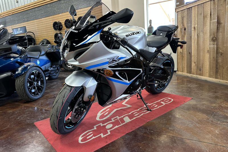 2025 SUZUKI GSXR1000 METALLIC MATTE SWORD SILVER 