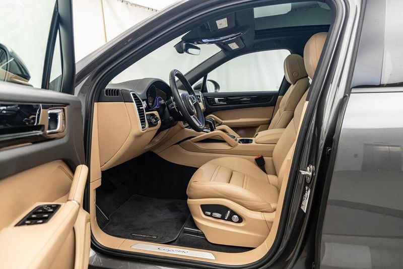 2021 Porsche Cayenne BaseImage 12