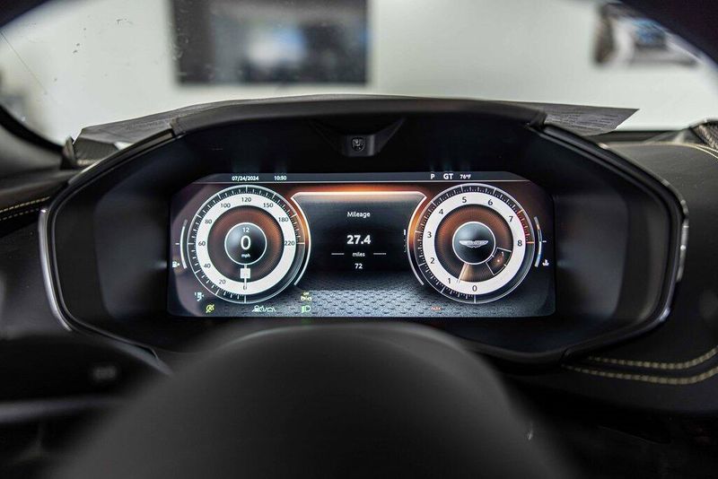 2025 Aston Martin DBX photo 25