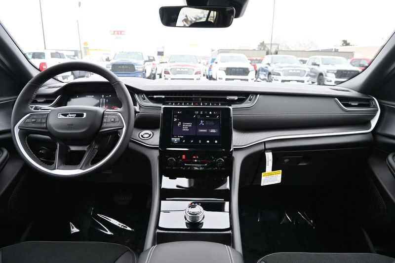 2025 Jeep Grand Cherokee Altitude XImage 17