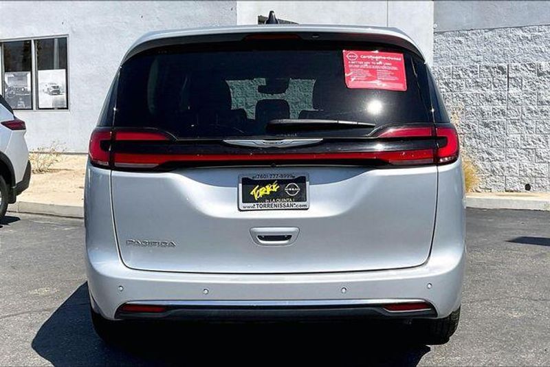 Used 2023 Chrysler Pacifica Touring LImage 3