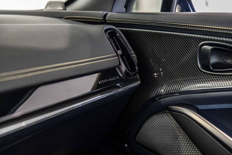 2025 Aston Martin DBX photo 33