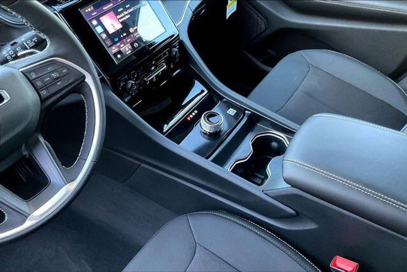 New 2025 Jeep Grand Cherokee L Laredo 4x4Image 7