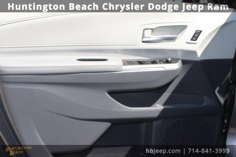 2023 Toyota Sienna LimitedImage 11