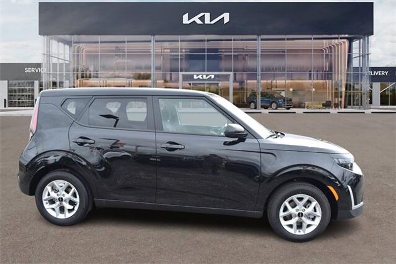 2024 Kia Soul LXImage 2