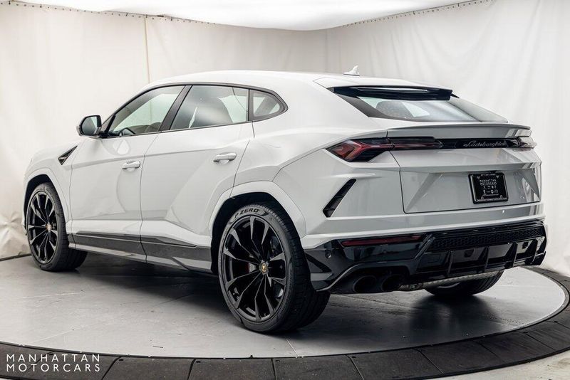 2021 Lamborghini Urus BaseImage 3