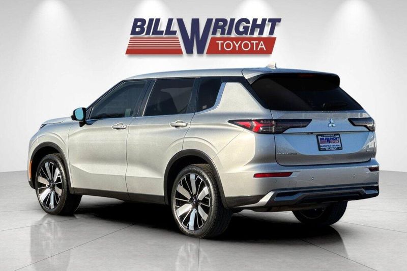Used 2025 Mitsubishi Outlander SEImage 5