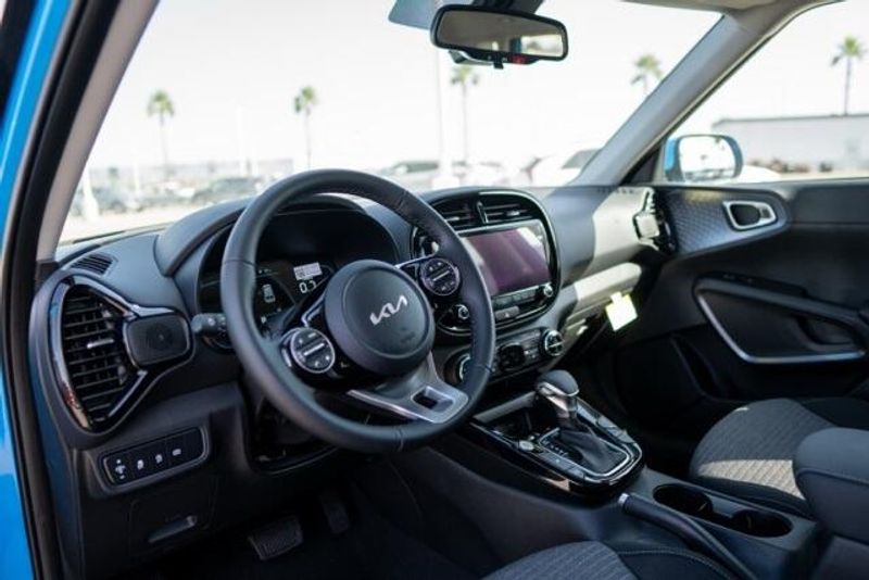 2025 Kia Soul LXImage 9