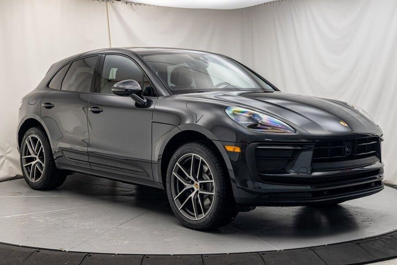 2025 Porsche Macan BaseImage 7