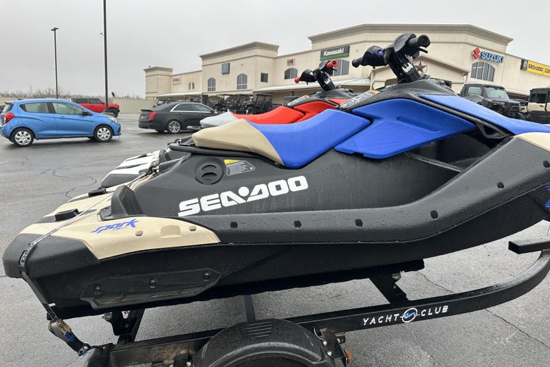 2025 SEADOO SPARK TRIXX FOR 1 WITH SOUND SYSTEM SAND AND DAZZLING BLUE 