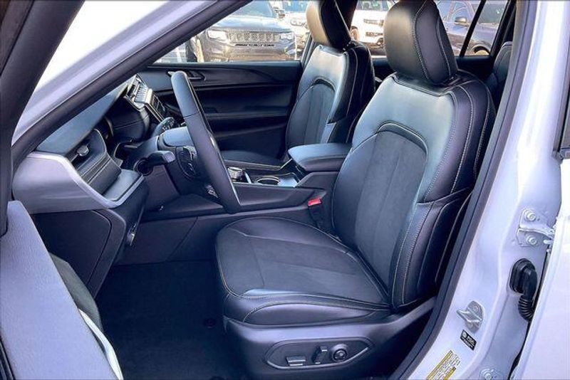 New 2025 Jeep Grand Cherokee L Altitude 4x2Image 8