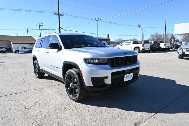 2025 Jeep Grand Cherokee L Altitude XImage 2