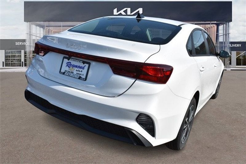 2024 Kia Forte LXSImage 3