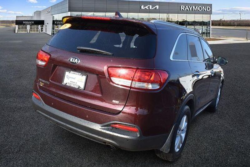 Used 2016 Kia Sorento LXImage 3