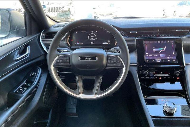 Used 2025 Jeep Grand Cherokee Laredo XImage 4