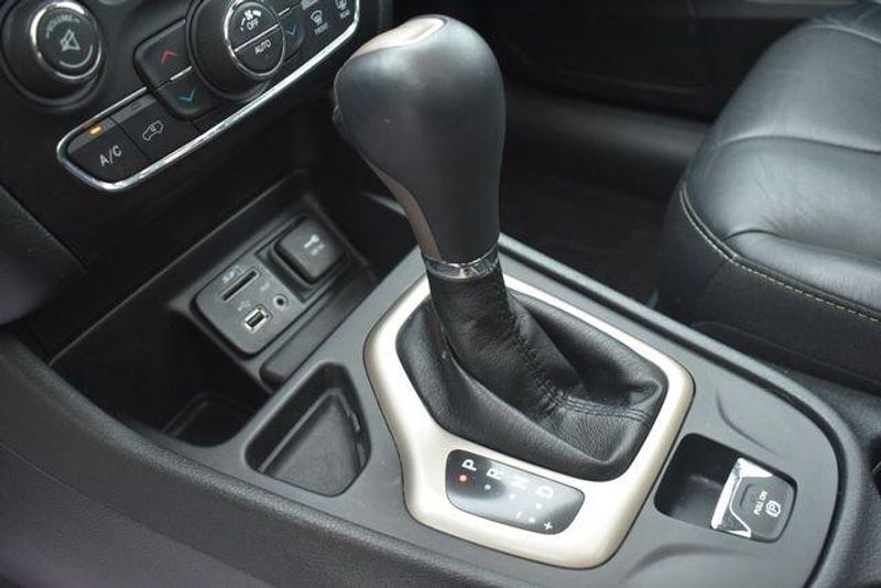 Used 2018 Jeep Cherokee LimitedImage 23