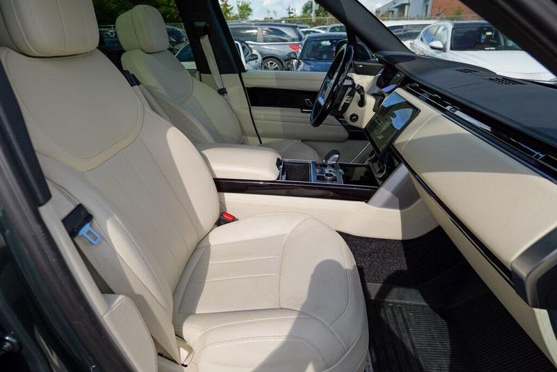 2023 Land Rover Range Rover SE photo 32
