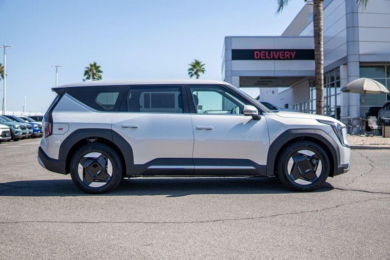 New 2026 Kia EV9 Light Long RangeImage 8