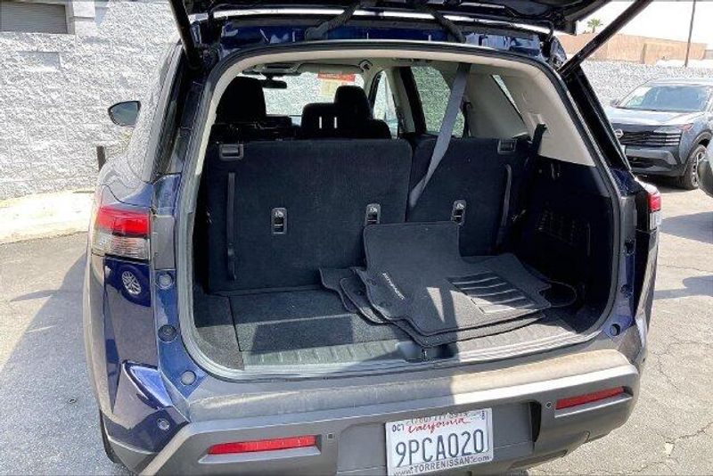 Used 2025 Nissan Pathfinder SVImage 33