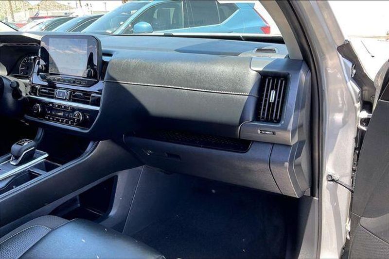 Used 2025 Nissan Pathfinder SLImage 16