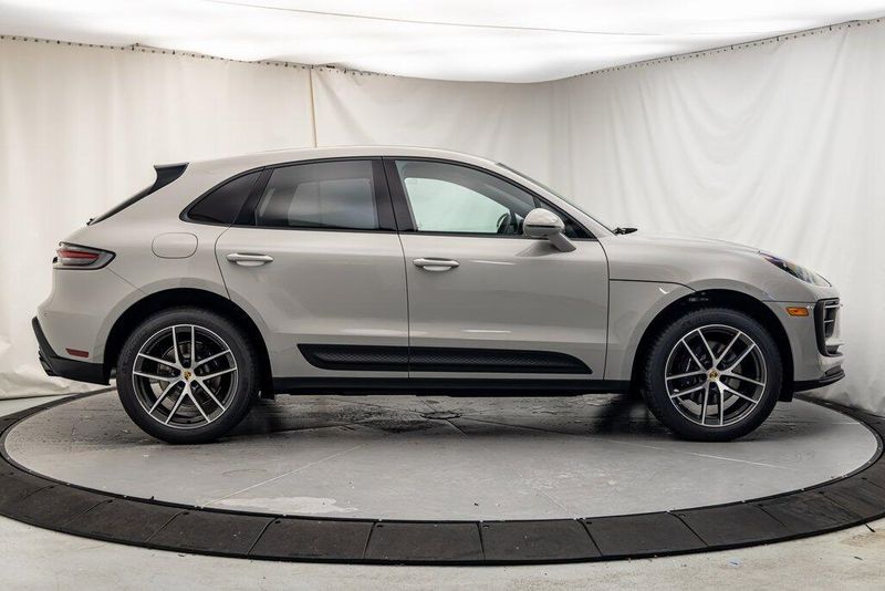 2025 Porsche Macan BaseImage 6