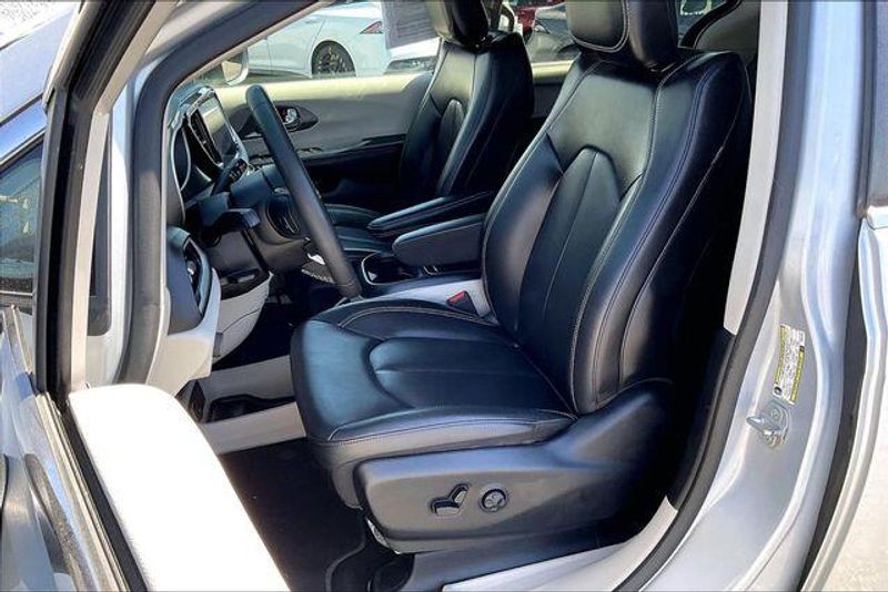 Used 2023 Chrysler Pacifica Touring LImage 24