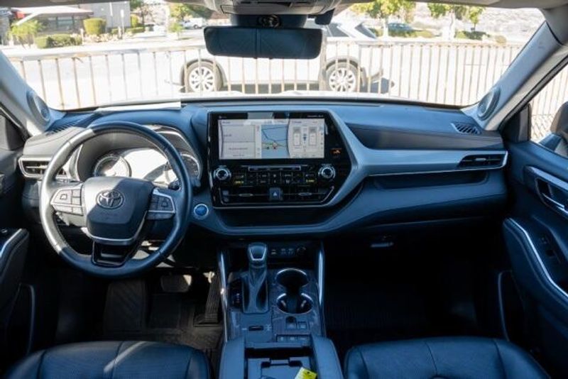 Used 2022 Toyota Highlander Hybrid PlatinumImage 15
