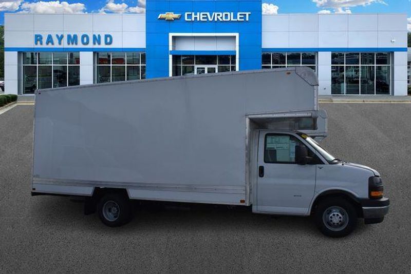 New 2025 Chevrolet Express 3500 Work VanImage 2