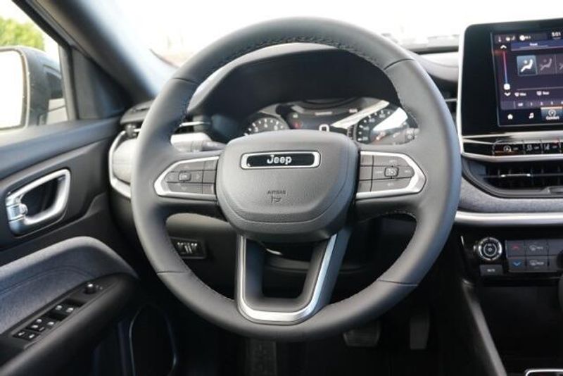 Used 2025 Jeep Compass LatitudeImage 15