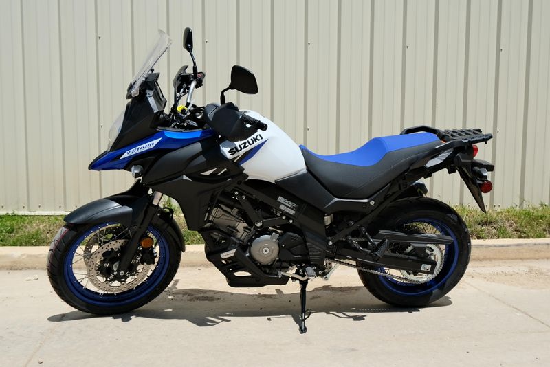 2025 SUZUKI VSTROM 650XT PEARL VIGOR BLUE AND PEARL BRILLIANT WHITE 