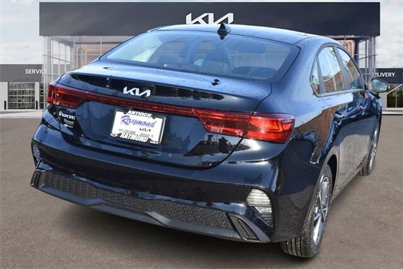 2024 Kia Forte LXSImage 3