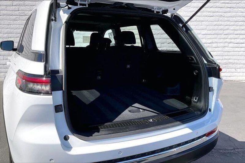 Used 2025 Jeep Grand Cherokee Laredo XImage 33