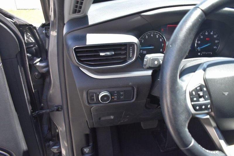 Used 2022 Ford Explorer XLTImage 16