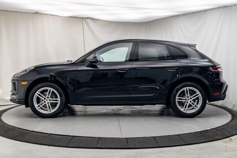 2025 Porsche Macan BaseImage 2