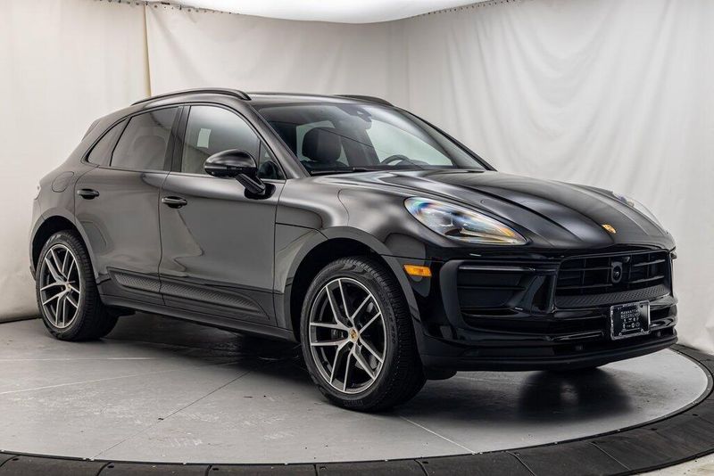 2024 Porsche Macan BaseImage 7