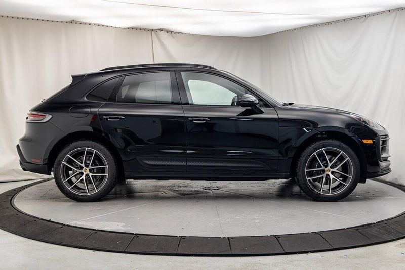 2025 Porsche Macan BaseImage 6