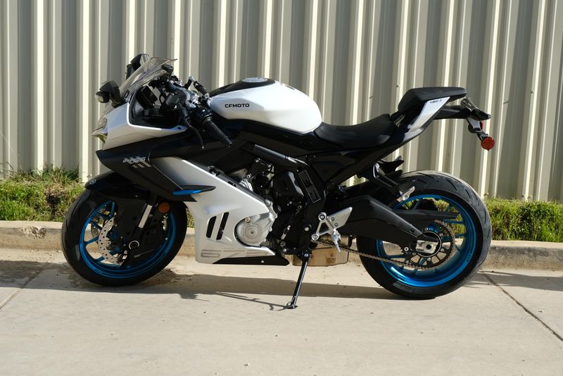 2025 CFMOTO 675SS NEBULA WHITE 