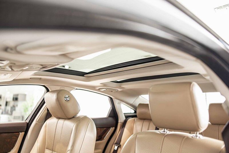 2015 Jaguar XJ Base photo 19